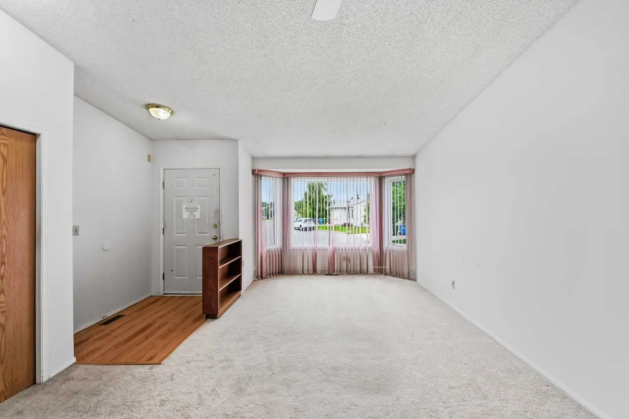 60 Rundlelawn Green NE