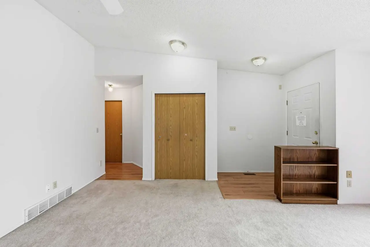 60 Rundlelawn Green NE