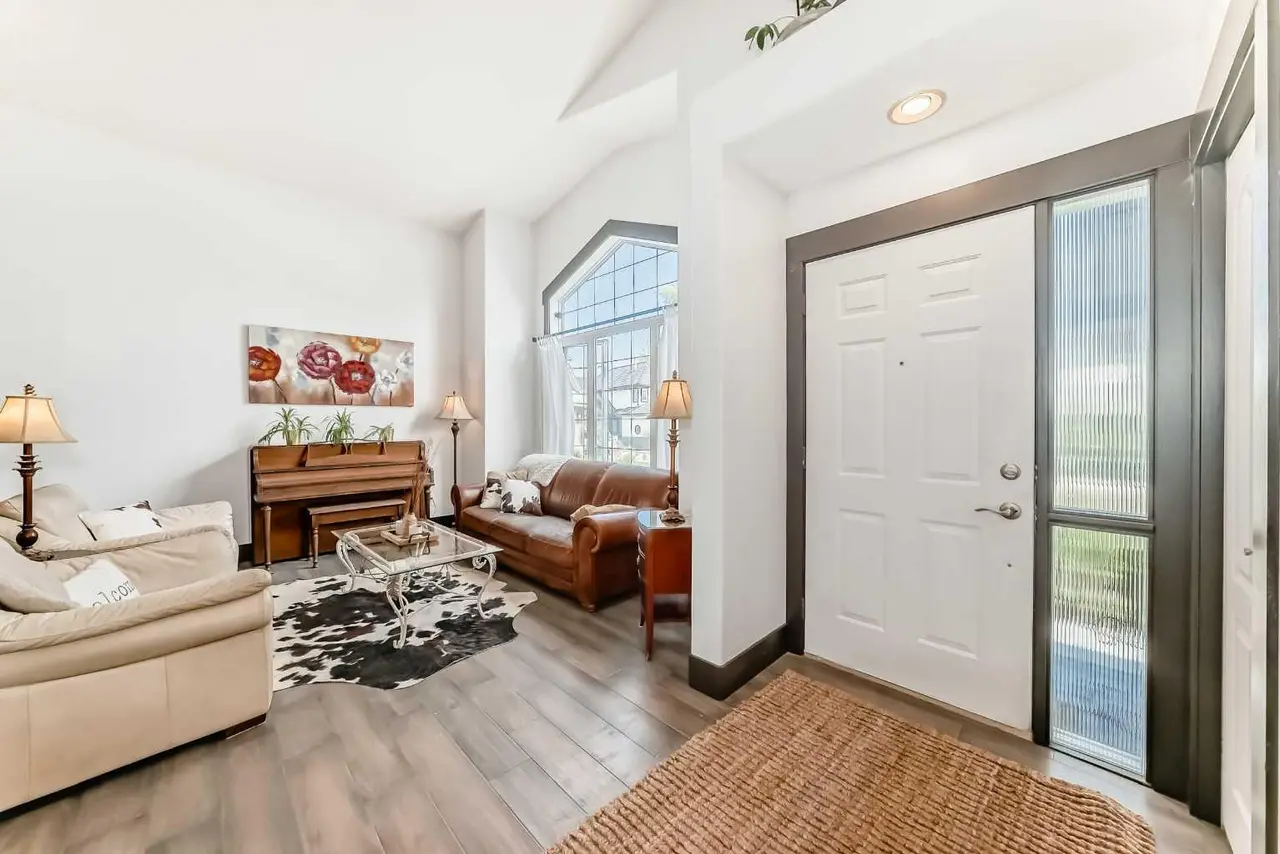 37 LAKESIDE GREENS Close 