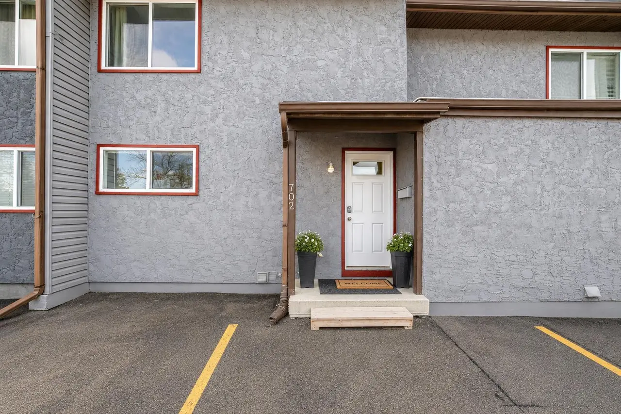 702, 9930 Bonaventure Drive SE
