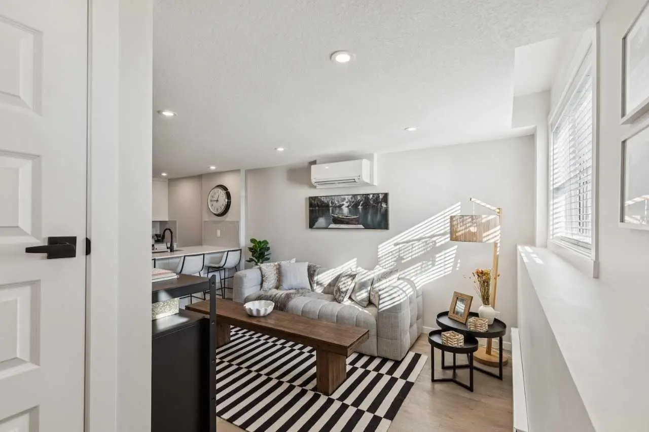 110, 63 Belmont Passage SW
