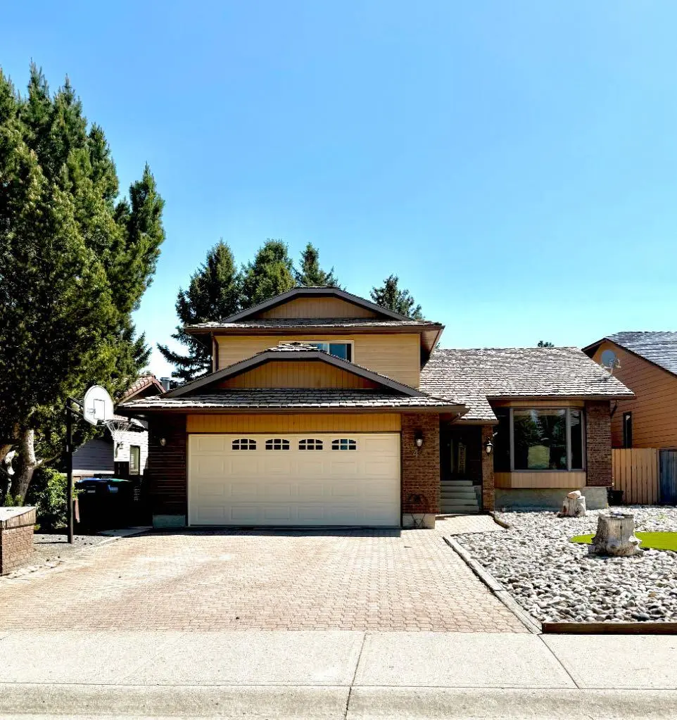 42 Ridgewood Boulevard W