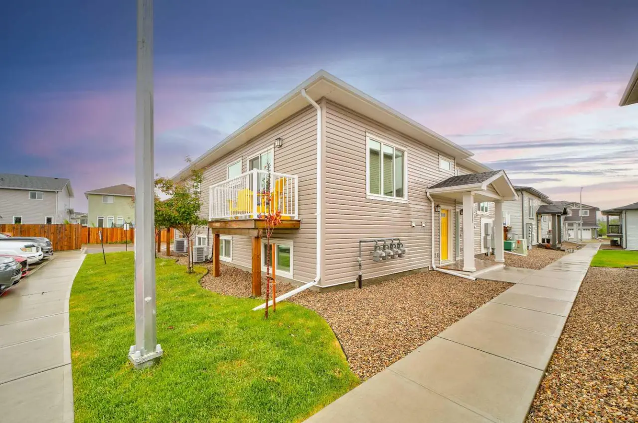 1206, 210 Firelight Way W