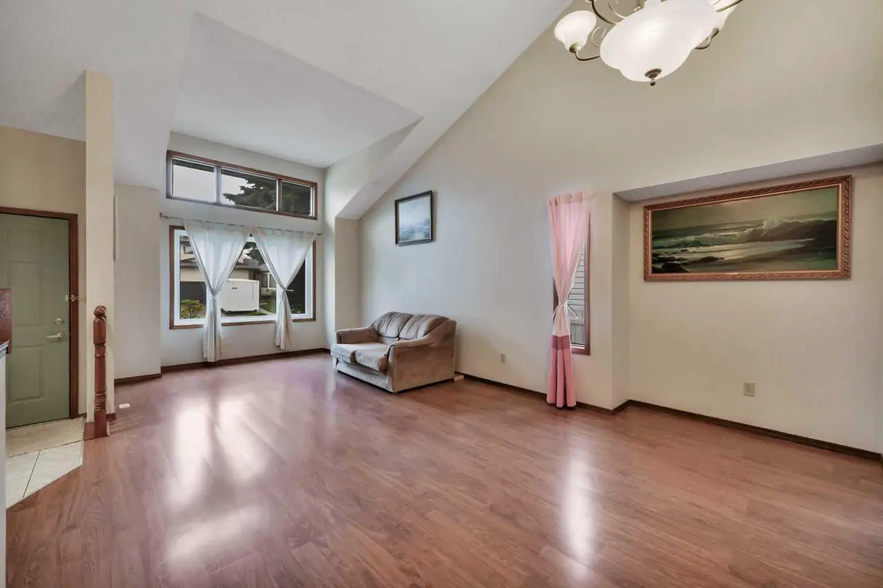 37 Denovan Crescent 