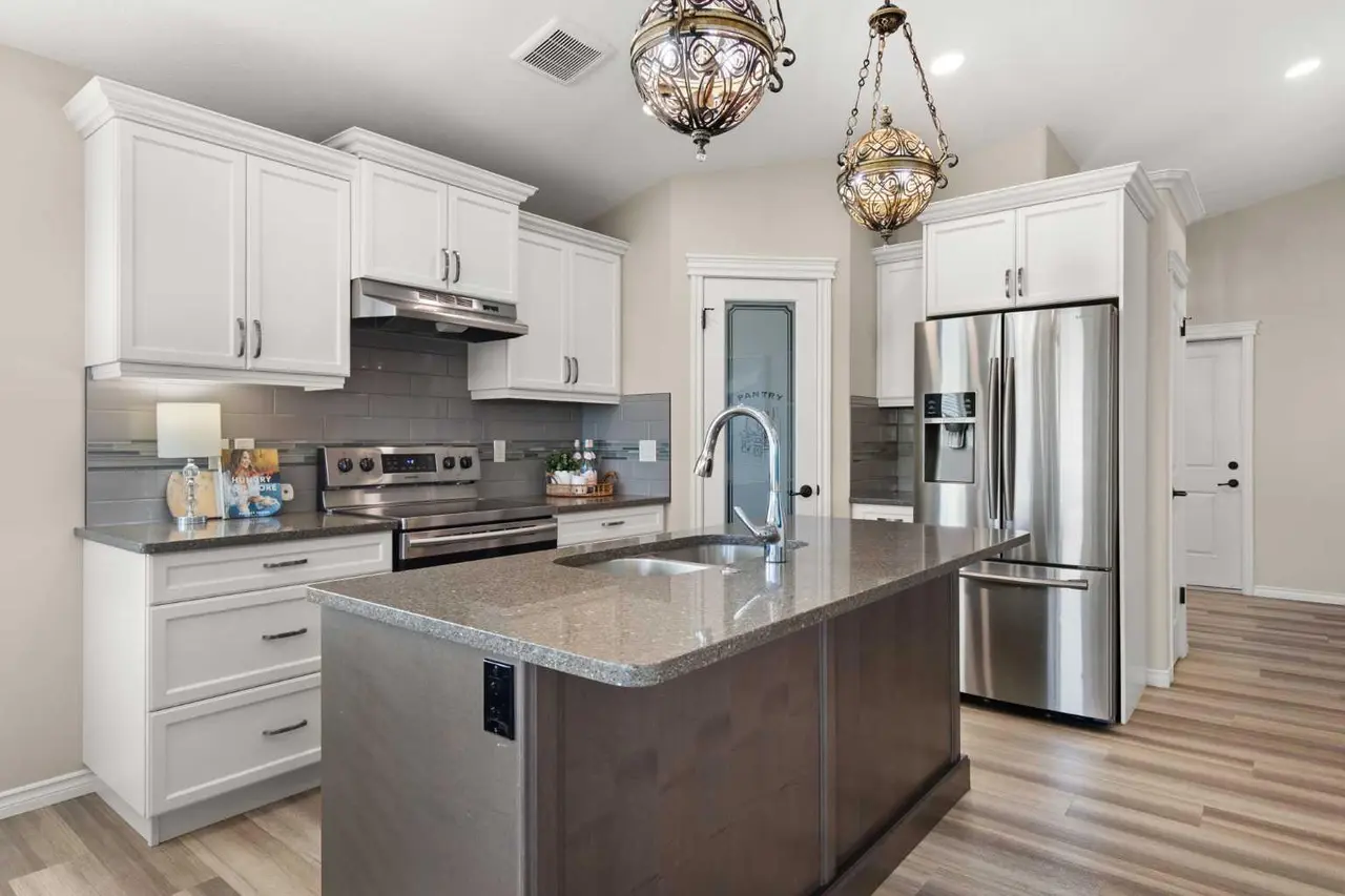 220 Sierra Road SW