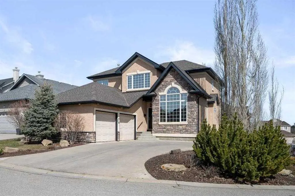 32 Evercreek Bluffs Crescent SW