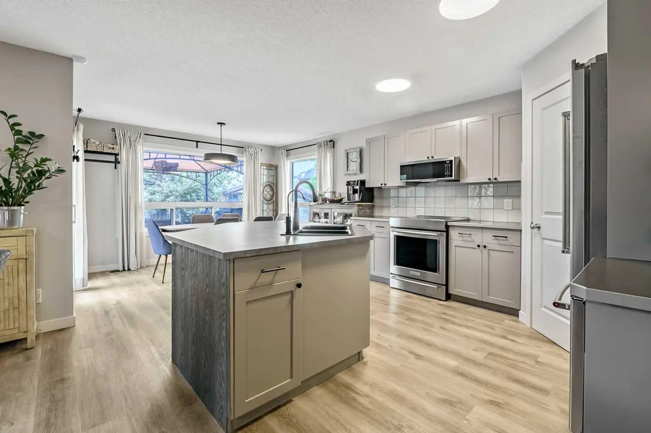 87 ELGIN Drive SE