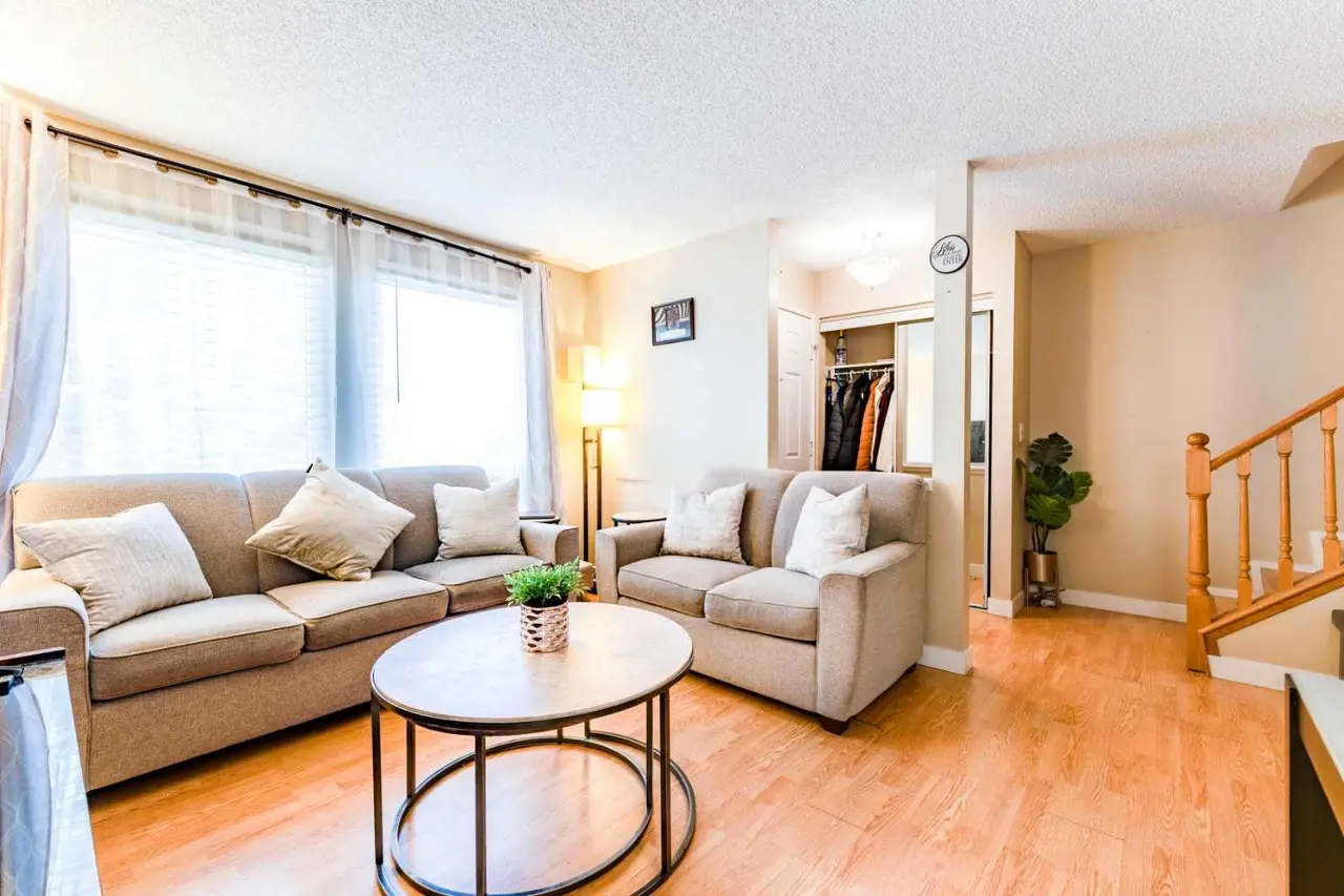 144 Midbend Place SE