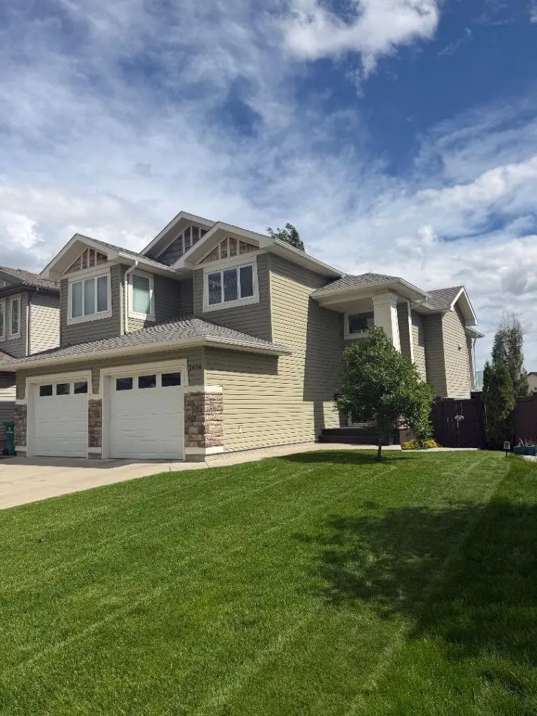 1656 Coalbanks Boulevard W