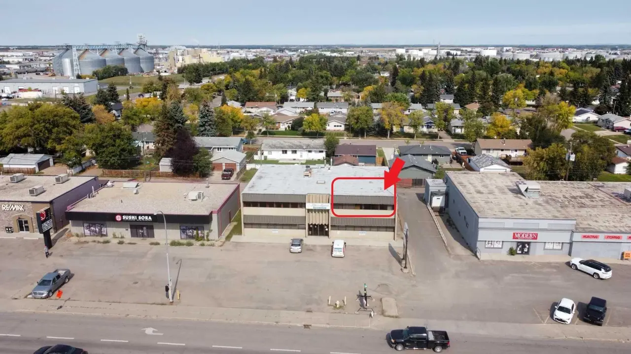 SE Part, Top Floor 5720 44 Street