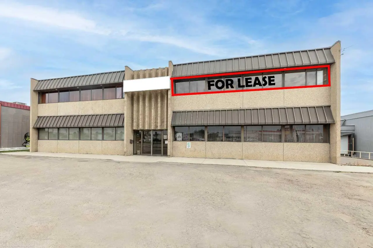 East Half, Top Floor 5720 44 Street