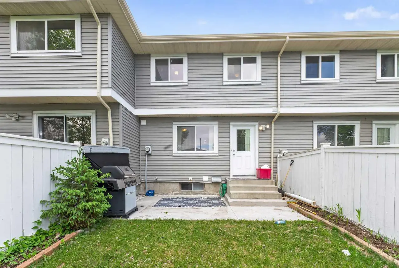 10 Falconer Terrace NE