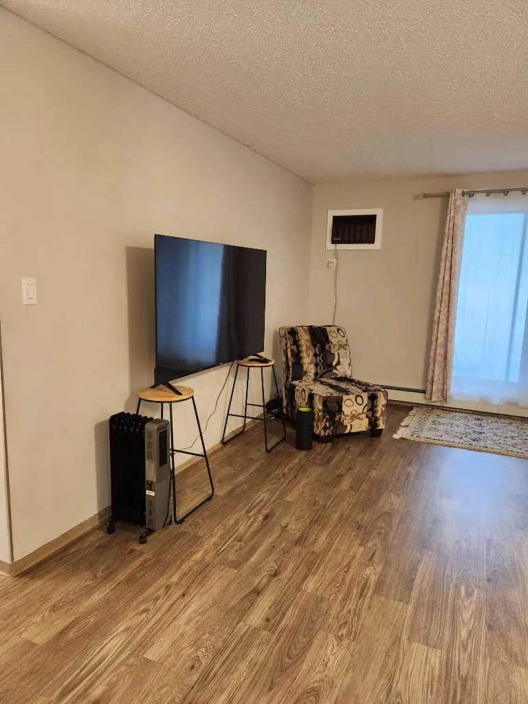 101, 440 Columbia Boulevard W