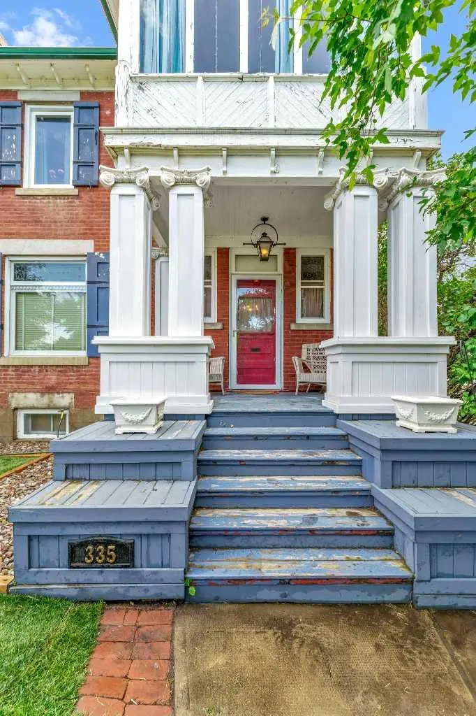 335 1 Street SE