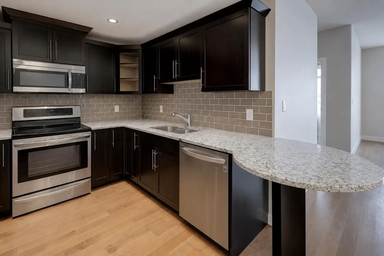 810, 16 Varsity Estates Circle NW