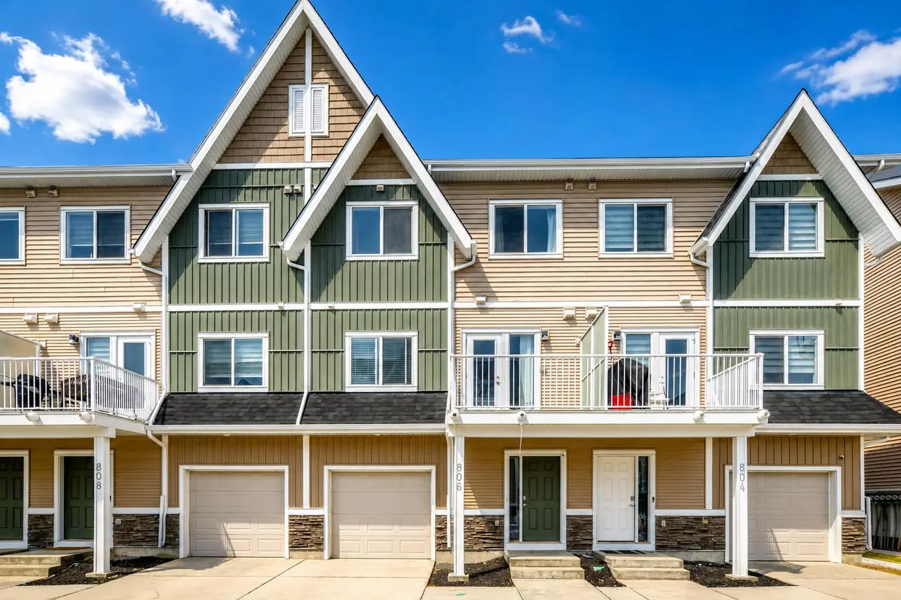 806, 32 Red Embers Parade NE