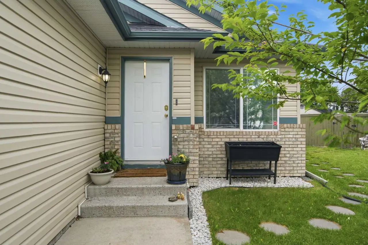109 Canoe Square SW
