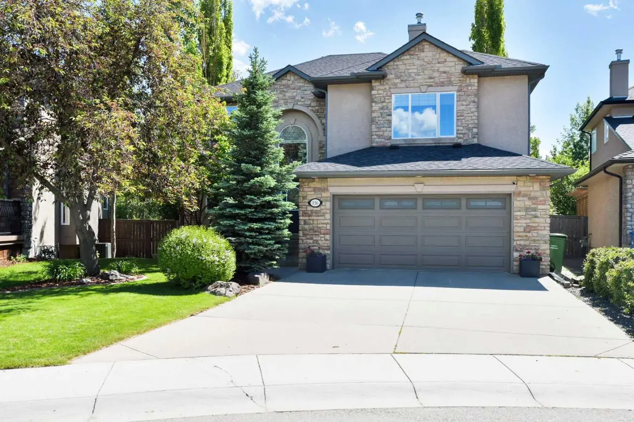 136 Strathlea Place SW