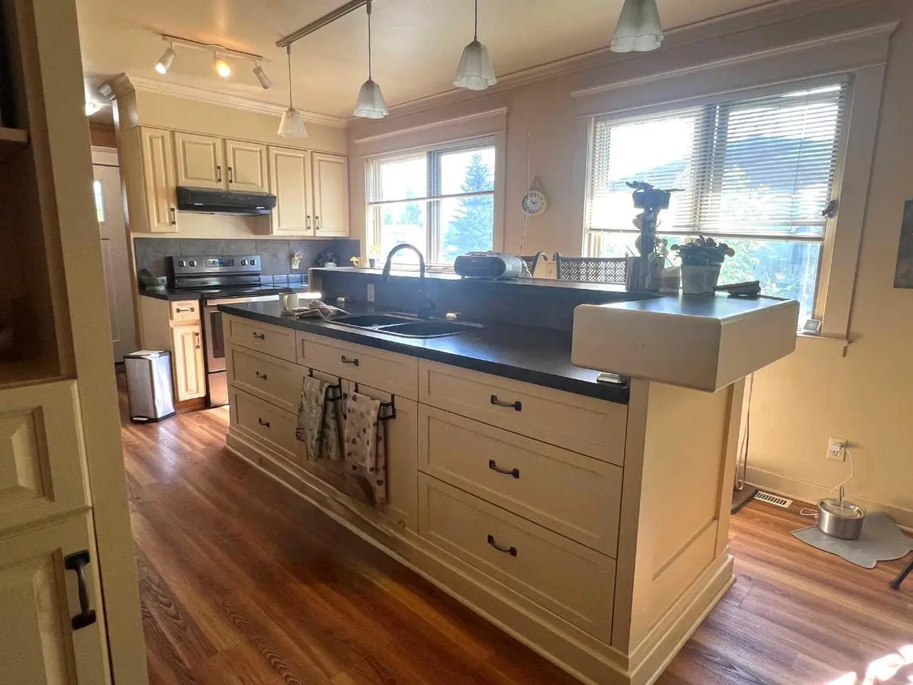 953 Columbia Boulevard W