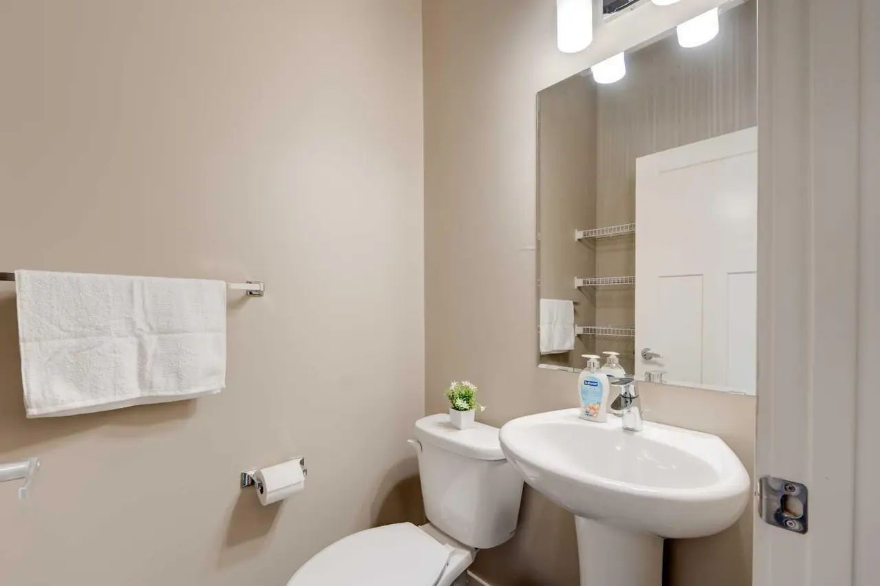 558 Evanston Manor NW