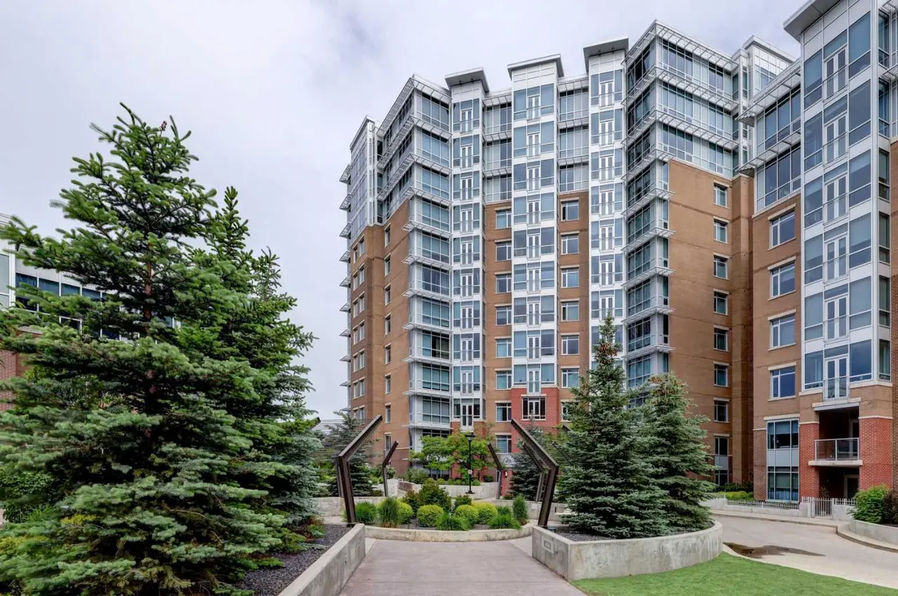 206, 16 Varsity Estates Circle NW