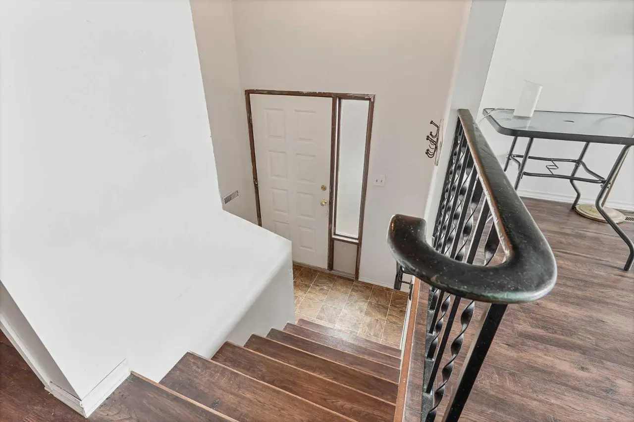 28 Cayuga Crescent W