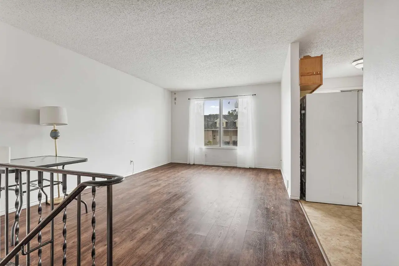 28 Cayuga Crescent W