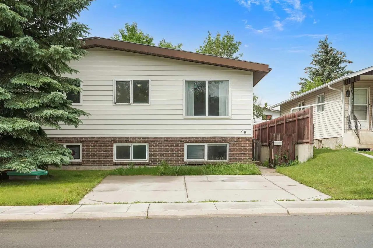 28 Cayuga Crescent W