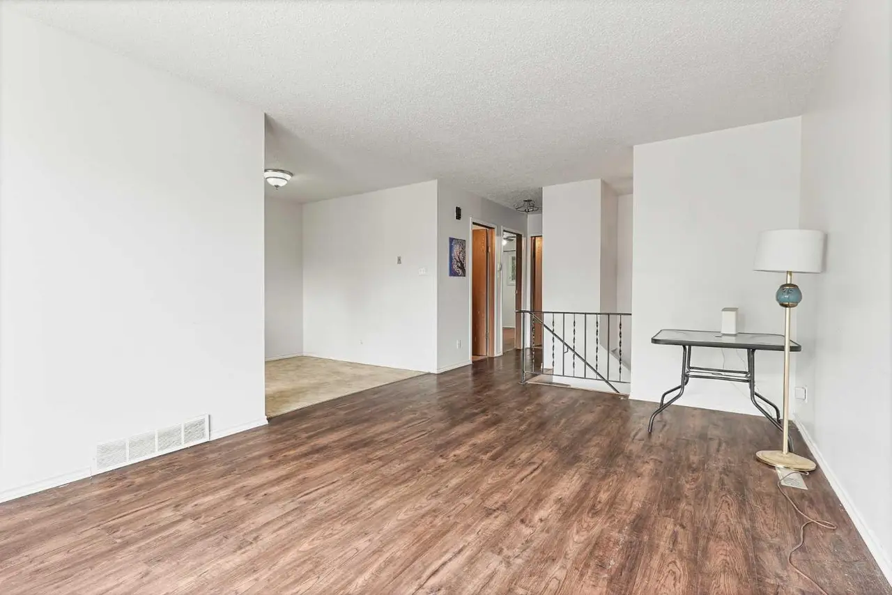 28 Cayuga Crescent W