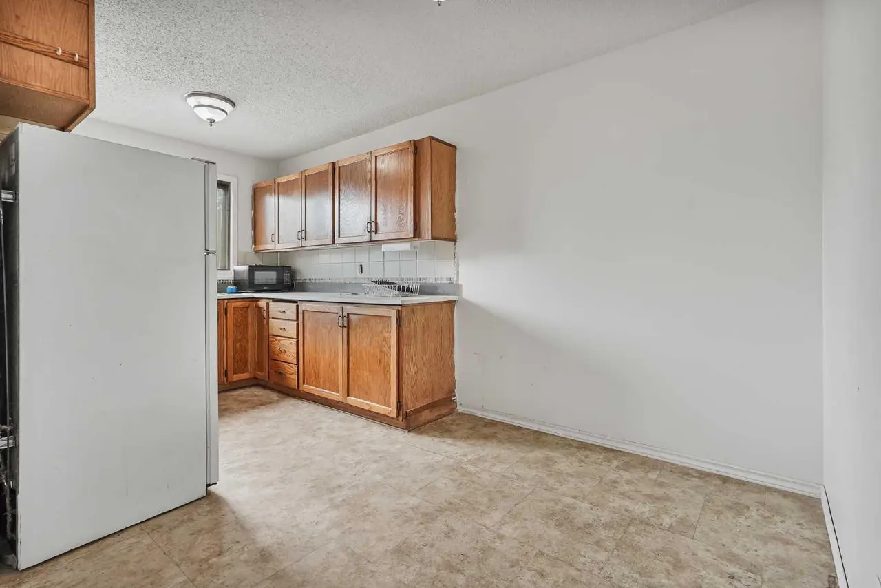 28 Cayuga Crescent W
