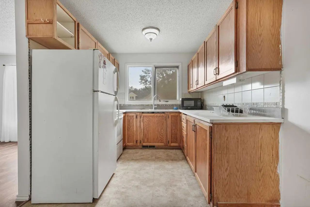 28 Cayuga Crescent W