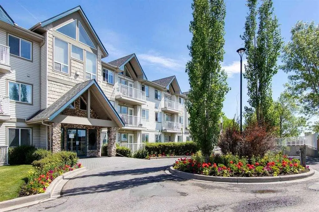 212, 7 Harvest Gold Manor NE