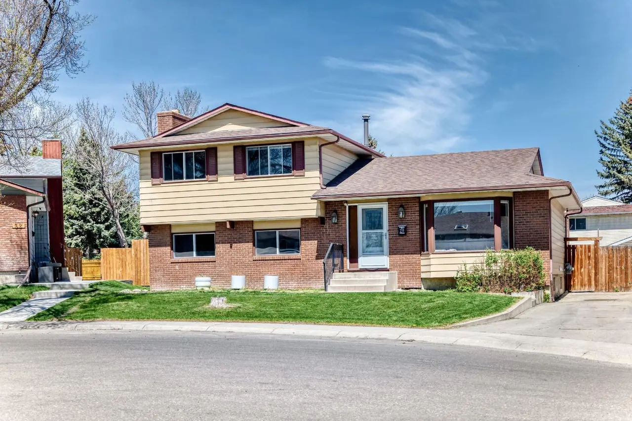 28 Rundlelawn Place NE