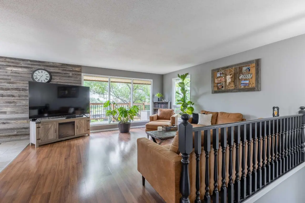 130 Chippewa Crescent W