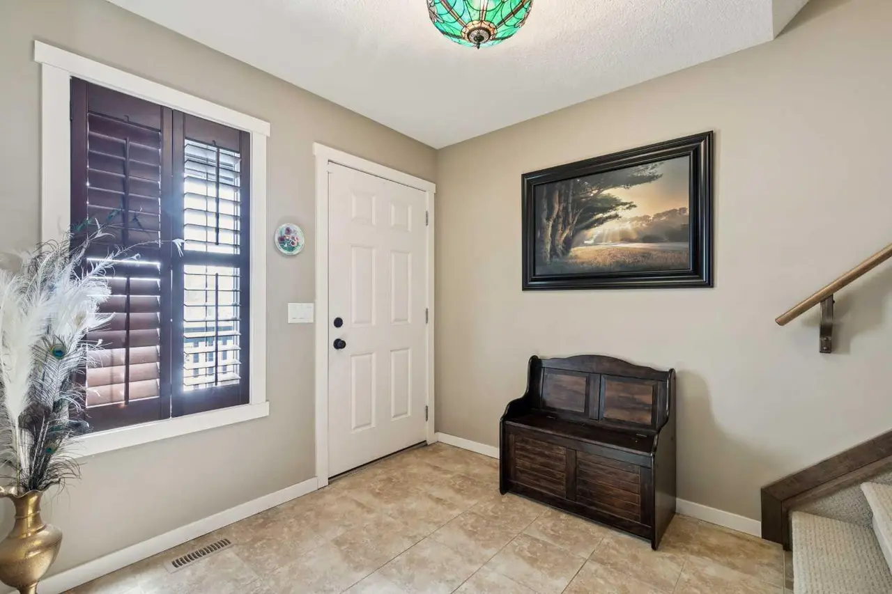 23 Kingston View SE