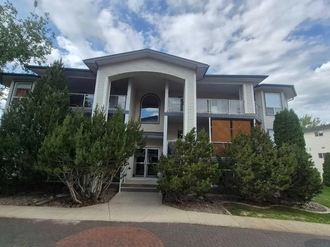 212, 23 Chilcotin Lane W