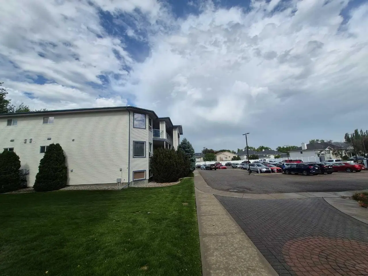 212, 23 Chilcotin Lane W