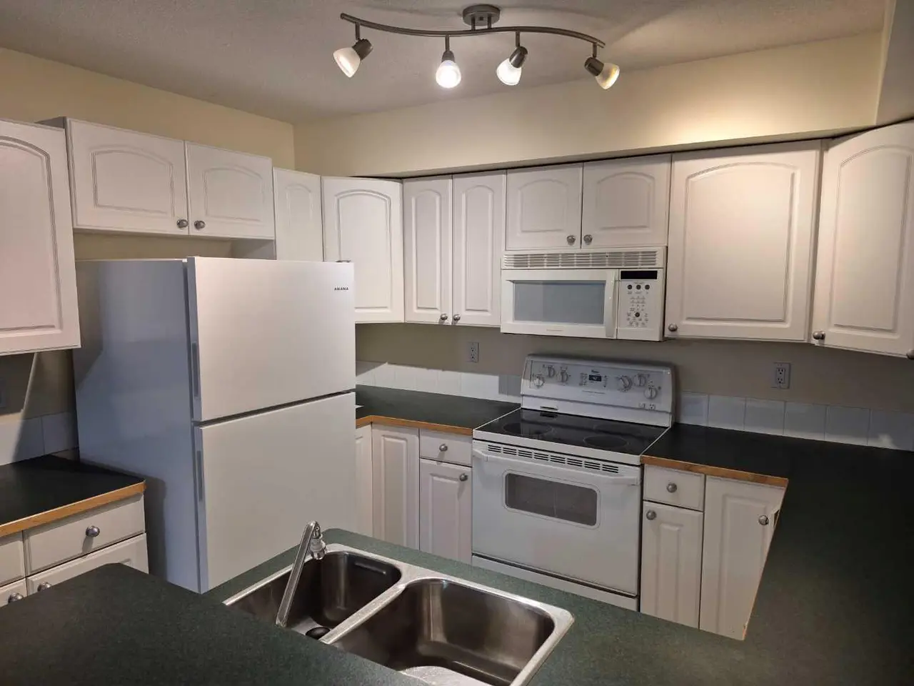 212, 23 Chilcotin Lane W