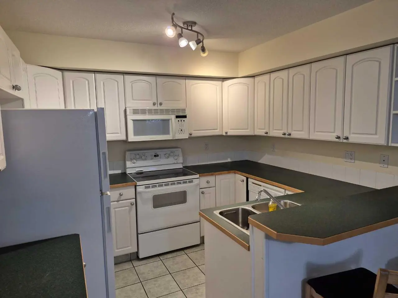212, 23 Chilcotin Lane W