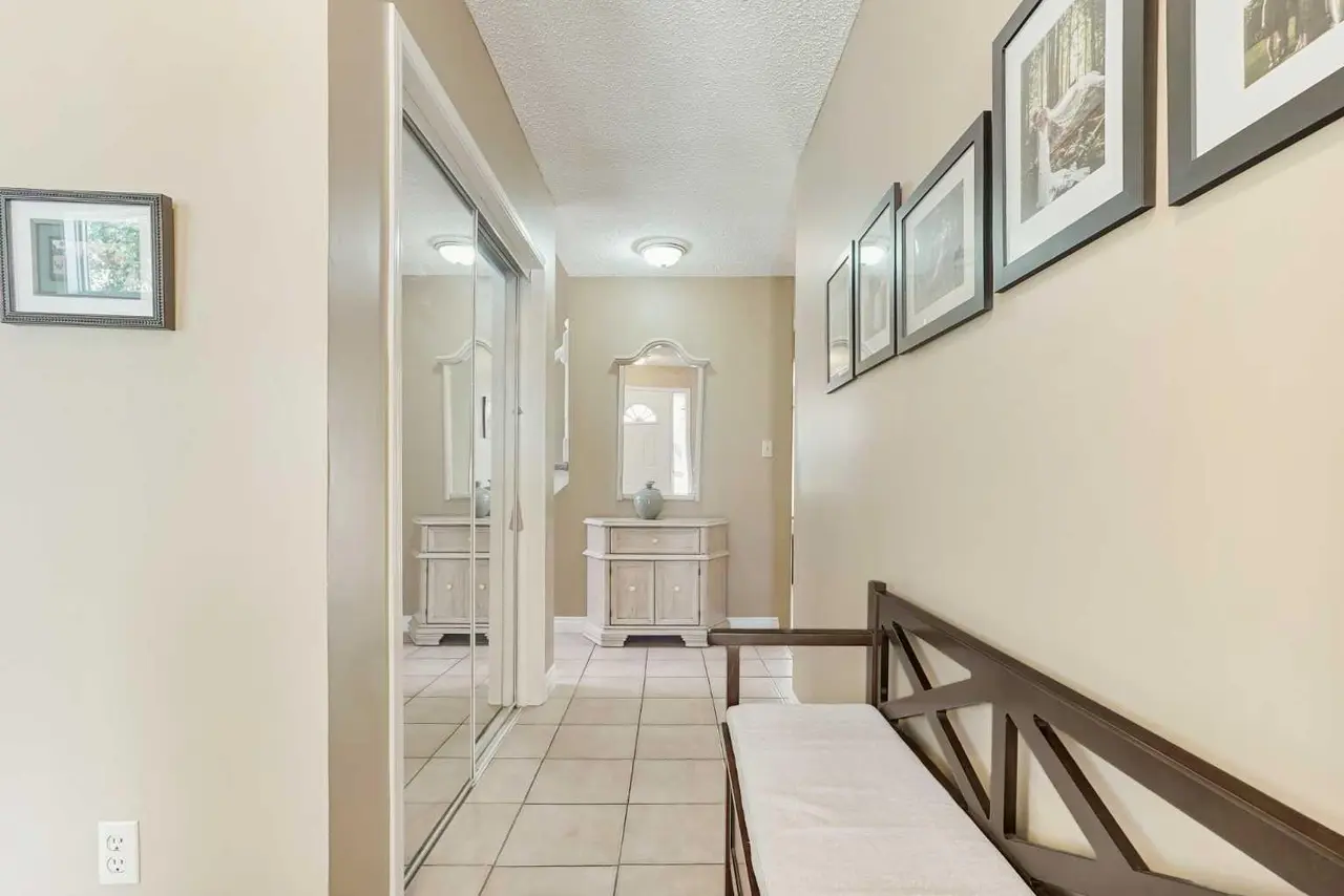 82 Sherwood Boulevard W