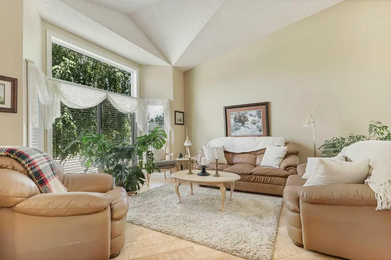 82 Sherwood Boulevard W