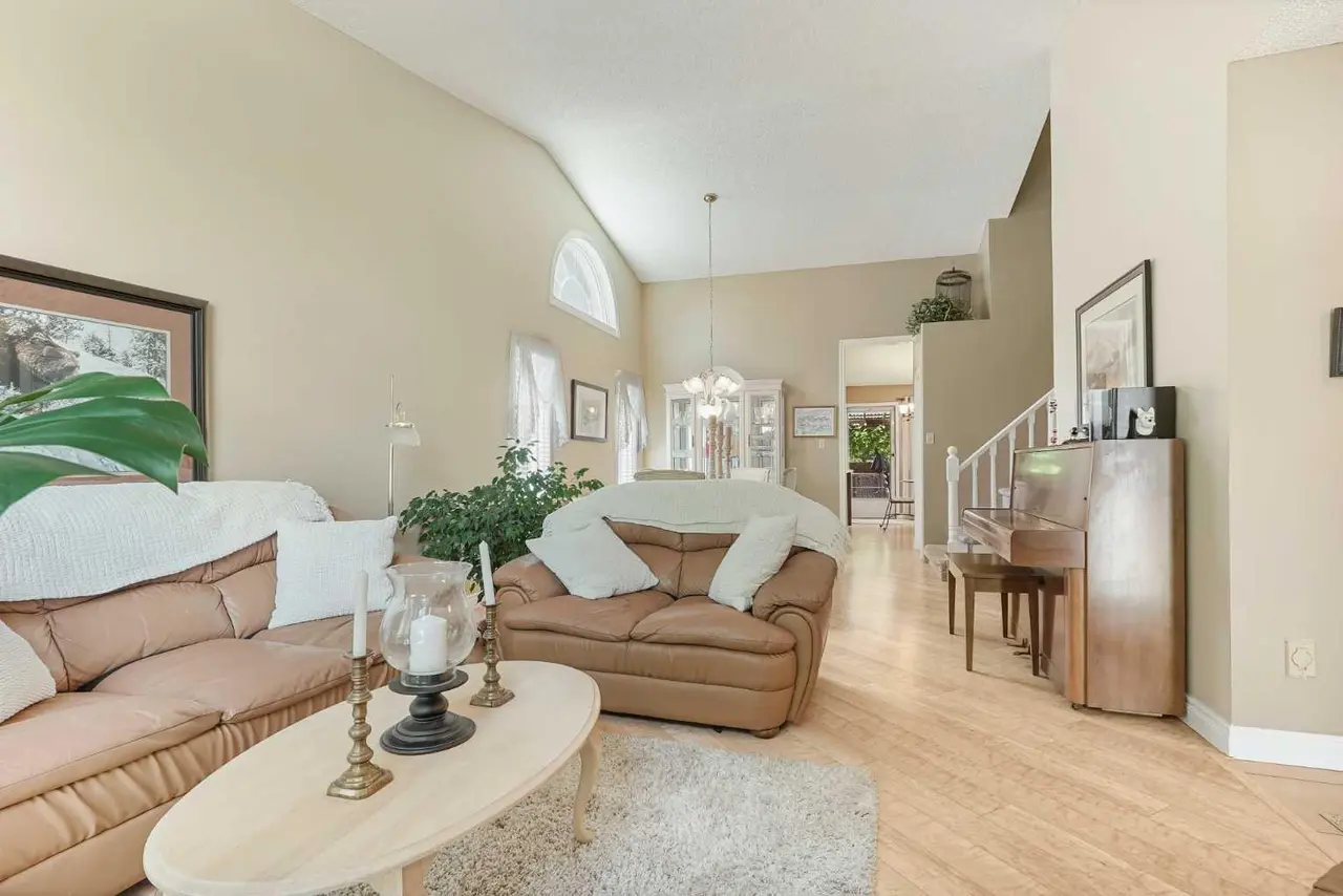 82 Sherwood Boulevard W