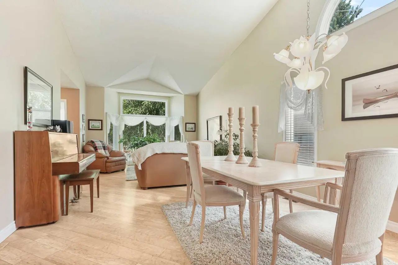 82 Sherwood Boulevard W