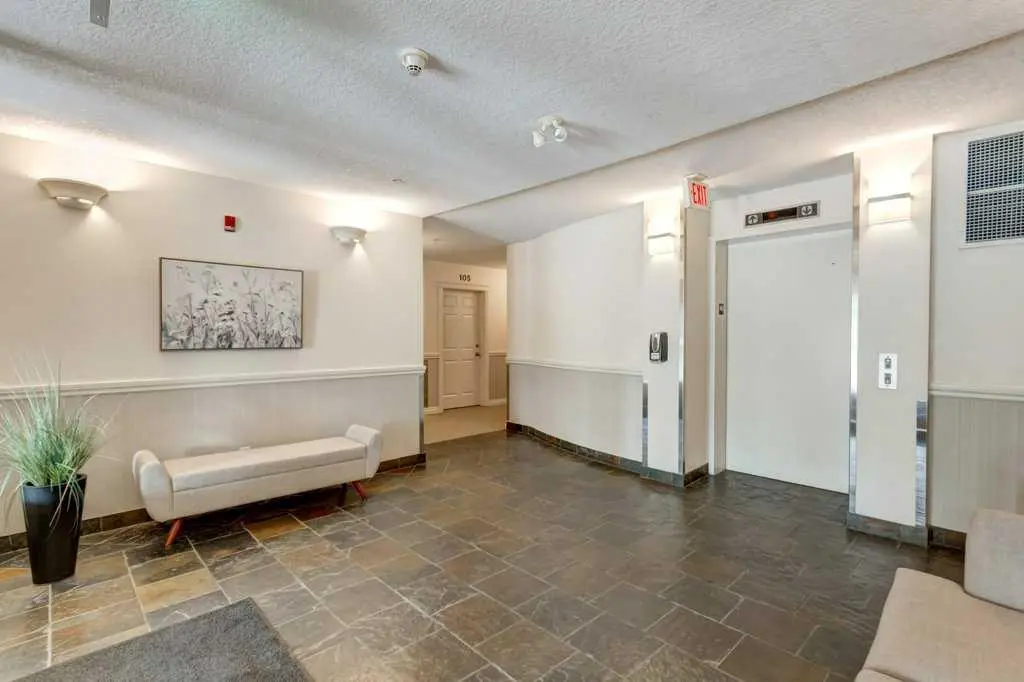 105, 2 Hemlock Crescent SW
