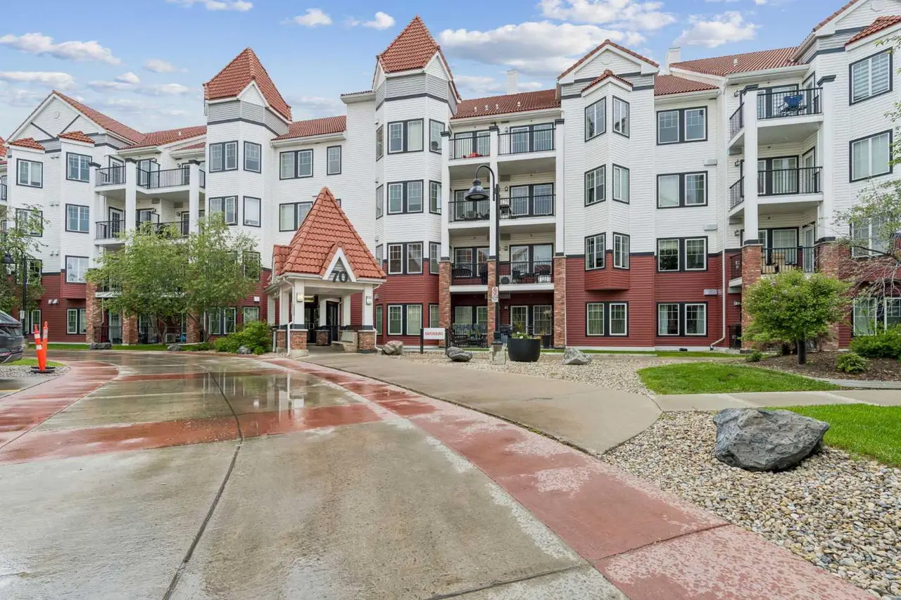 216, 70 Royal Oak Plaza NW