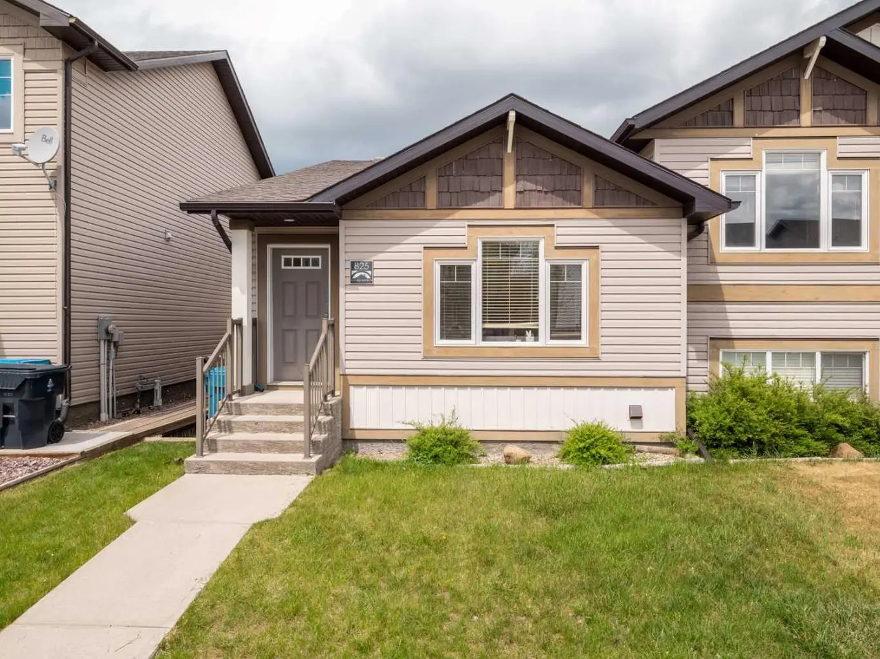 825 Silkstone Close W