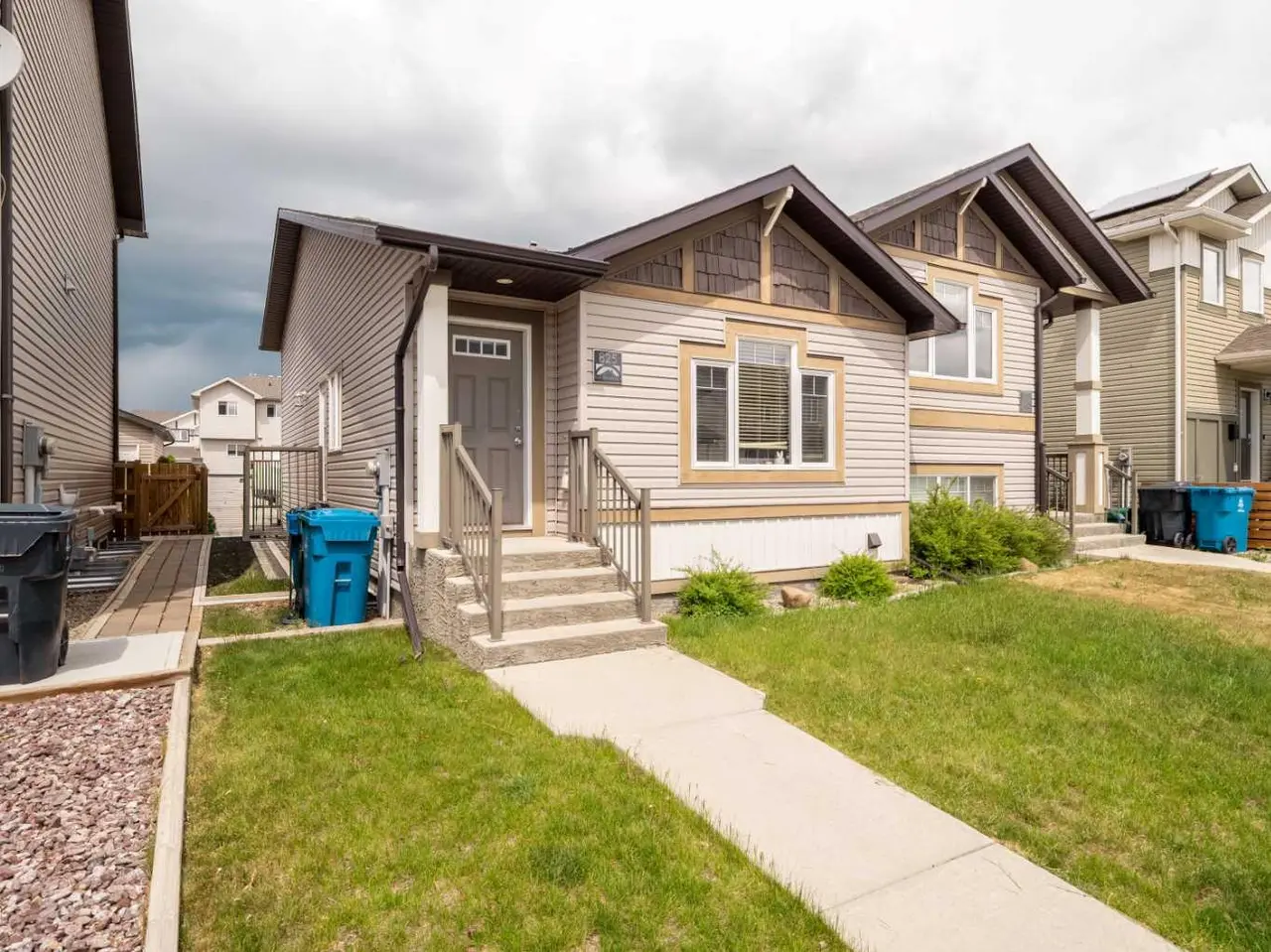 825 Silkstone Close W