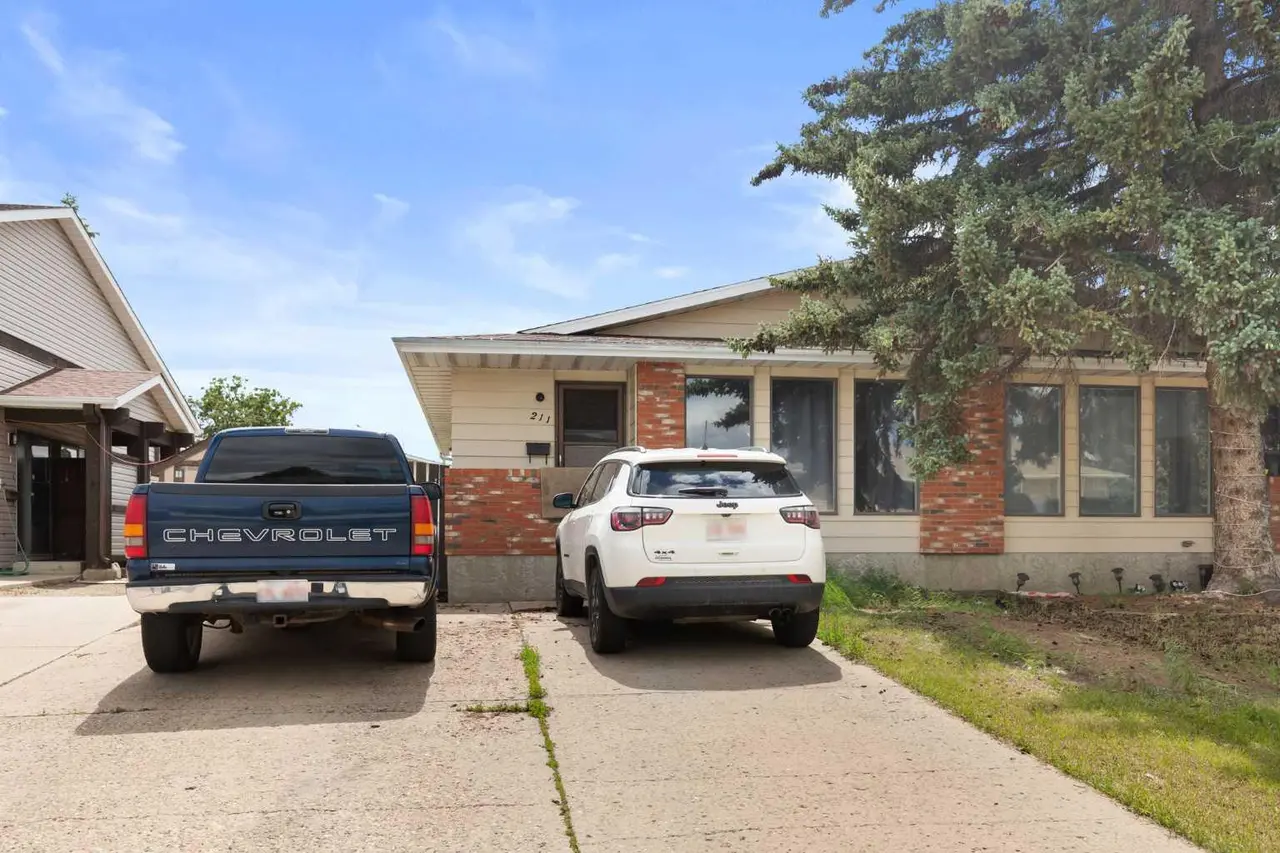 211 Ross Glen Drive SE