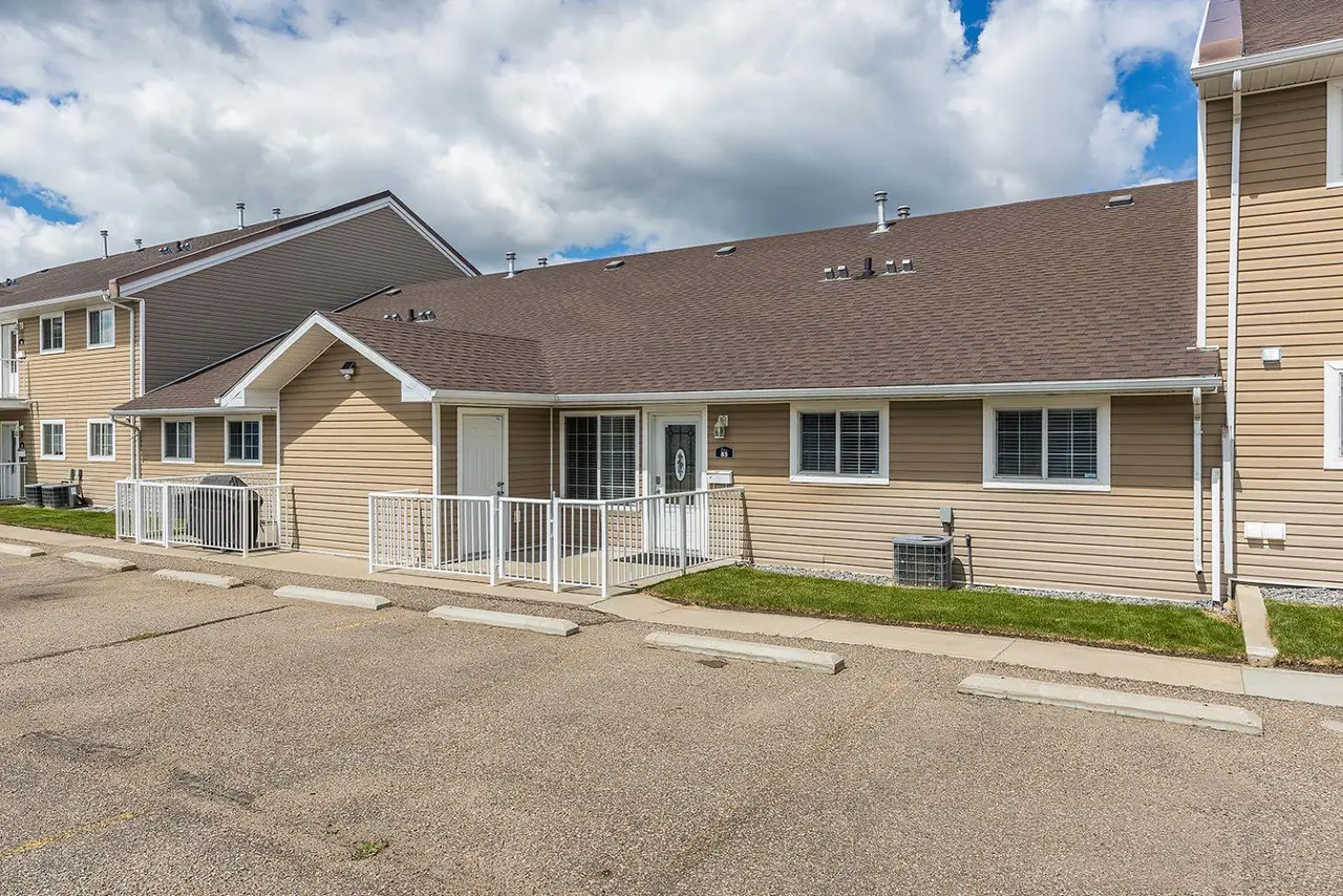 83 Northlands Lane NE