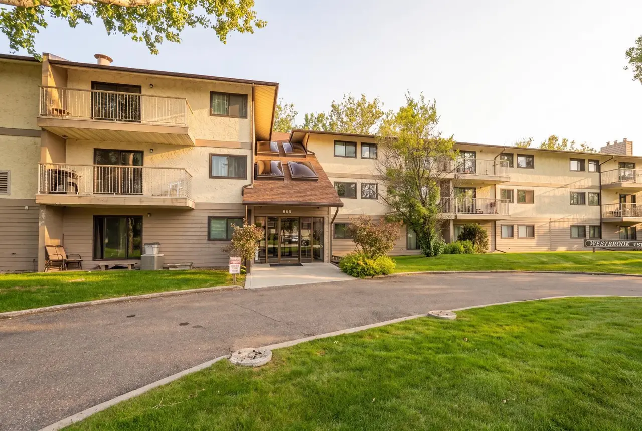 304, 855 Columbia Boulevard W